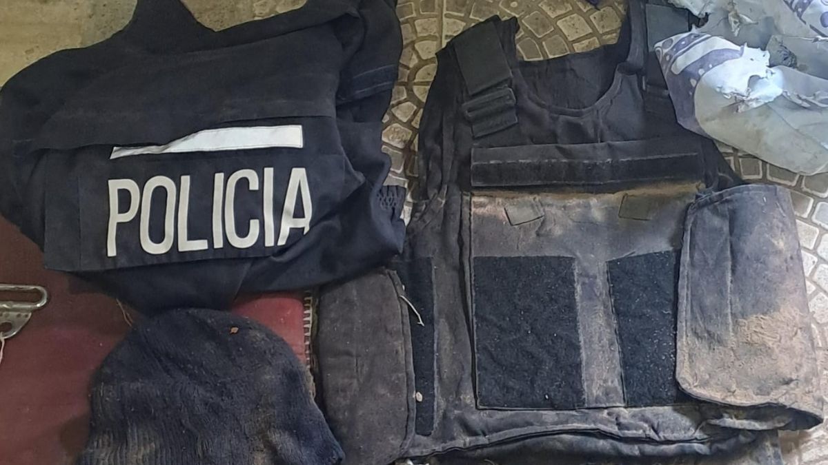 Policía Científica investiga la quema de elementos de la fuerza en El Algarrobal.