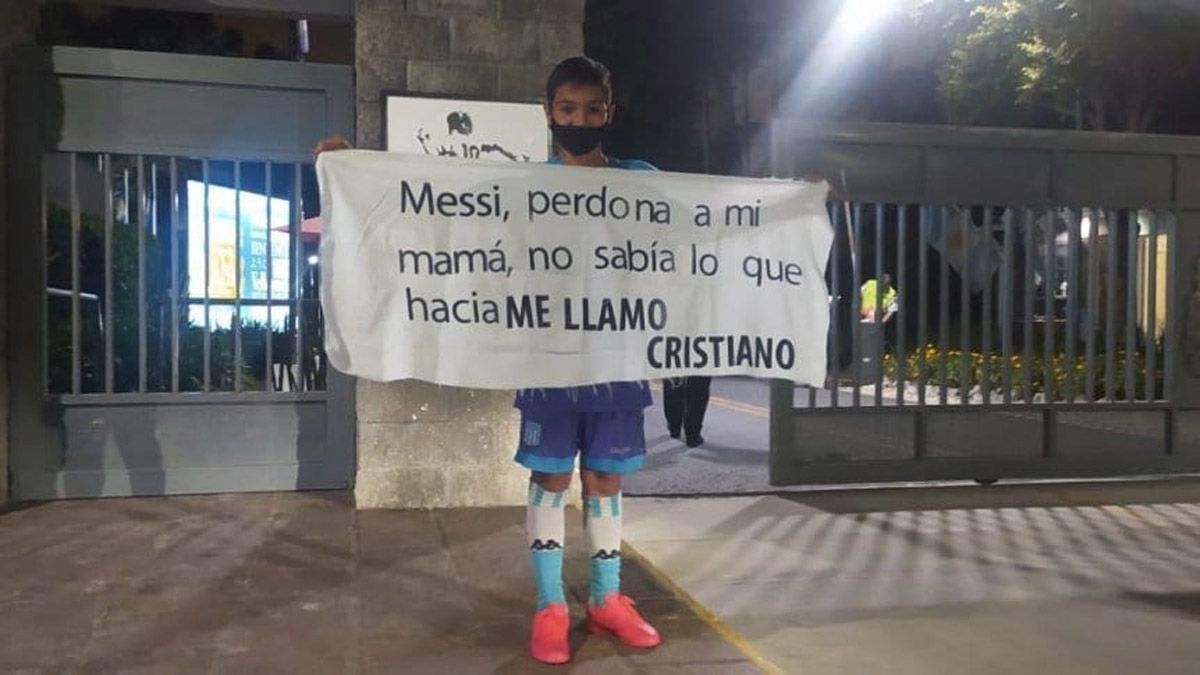 Es furor el chico que le pidió perdón a Messi con un cartel