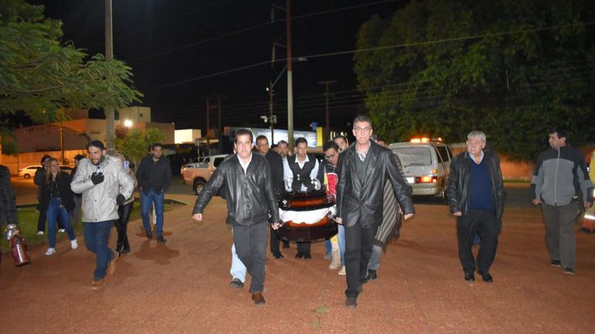 Tras su muerte, el ataud con los restos de asesinado intendente José Carlos Acevedo fue llevado al edificio comunal para su velorio