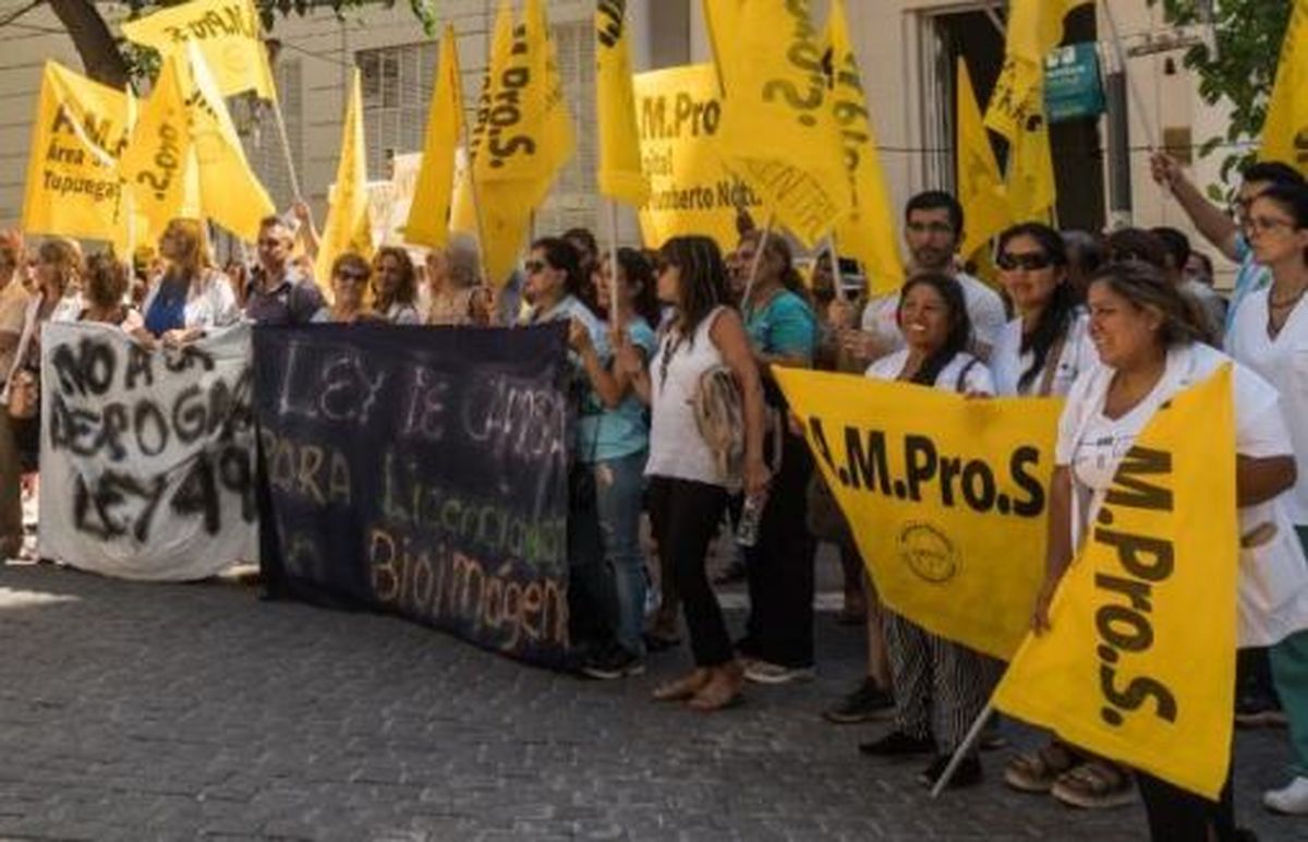 AMPROS cuestionó los cambios en las funciones de los Licenciados de Enfermería. Esta semana podría convertirse en ley.