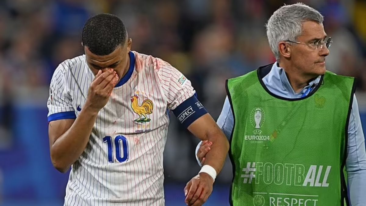 El evidente desplazamiento del tabique nasal y el sangrado, hizo pensar lo peor sobre la recuperación inmediata de Kylian Mbappé. El evidente desplazamiento del tabique nasal y el sangrado, hizo pensar lo peor sobre la recuperación inmediata de Kylian Mbappé.