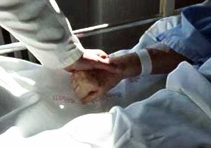 La sedación terapéutica es la administración de fármacos para que la persona en estado terminal entre en un estado de inconsciencia y no sufra ningún dolor.