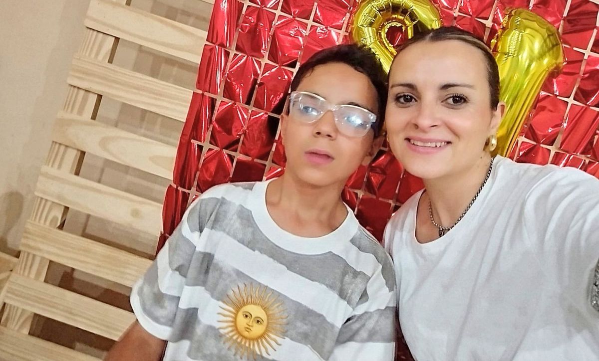 Florencia, como psicóloga social, escucha historias similares casi todos los días, pero reconoce que vivirlo con su propio hijo fue devastador. Florencia, como psicóloga social, escucha historias similares casi todos los días, pero reconoce que vivirlo con su propio hijo fue devastador.