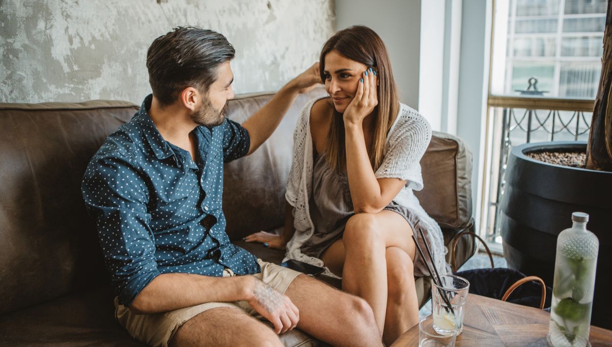 Por qué las mujeres recuerdan los detalles románticos y los hombres no, según la psicología