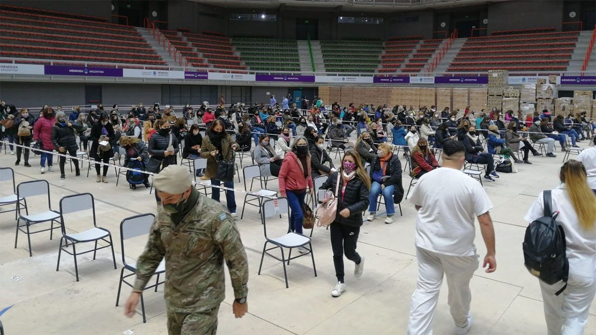 Desde la DGE aseguraron que se logró convencer a el 40% de los 5.166 docentes que no se habían querido vacunar y hoy ya son 53.000 los trabajadores de la Educación de la provincia los que ya recibieron al menos una dosis de la vacuna contra el Covid.&nbsp;