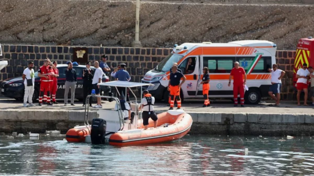 El violento tornado causó la muerte de una persona y seis se encontraban desaparecidas tras hundirse un yate en Sicilia El violento tornado causó la muerte de una persona y seis se encontraban desaparecidas tras hundirse un yate en Sicilia