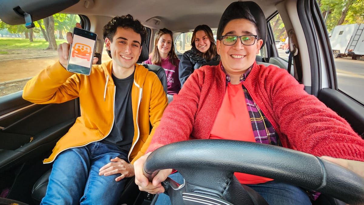 Si viajan dos pasajeros y el conductor, les sale más barato que ir en bus. Si viajan dos pasajeros y el conductor, les sale más barato que ir en bus.