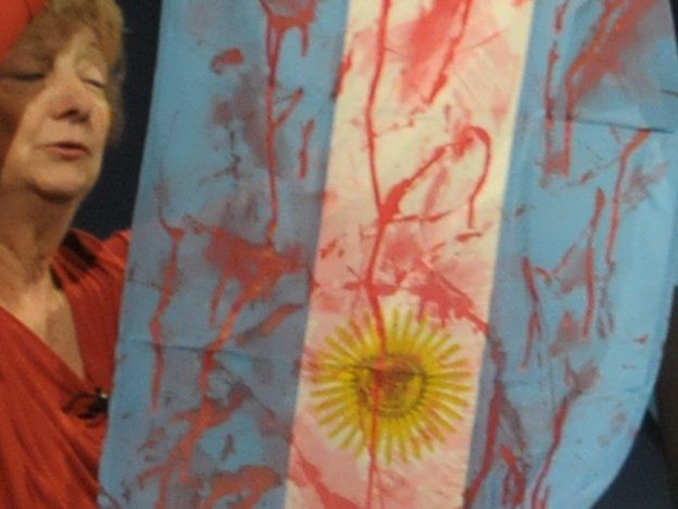Tengo mi bandera, es la de mi país y está manchada de sangre de mi hijo y de todos los inocentes que murieron