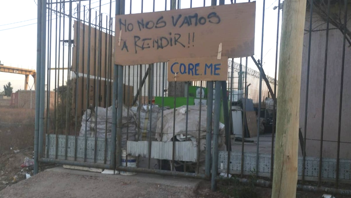 Algunos de los mensajes que pueden verse por estos días en el Parque Industrial de Las Heras.
