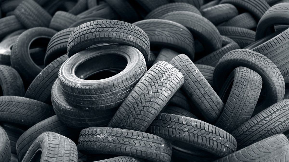 Utiliza los neumáticos viejos para hacer macetas para tu jardín. Imagen: Freepik. Utiliza los neumáticos viejos para hacer macetas para tu jardín. Imagen: Freepik.