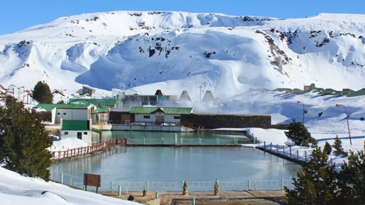 El pueblo que mezcla el lujo de las termas volcánicas con la nieve