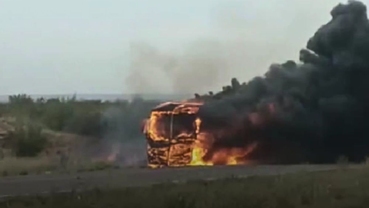 Un micro que trasladaba docentes y alumnos de San Rafael se incendió por completo camino al aeropuerto - Image 1