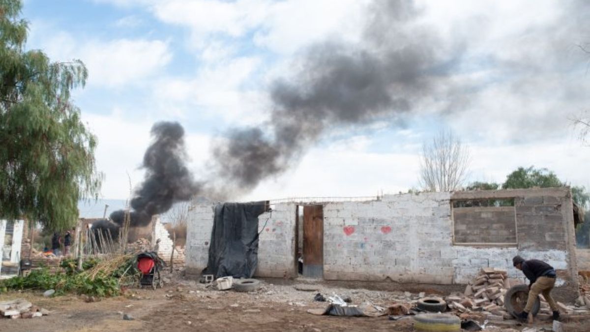 Atrás quedaron viejas y hasta algunas precarias casas que estaban cercanas a la Ruta 40, y que por las obras comenzaron a ser demolidas.