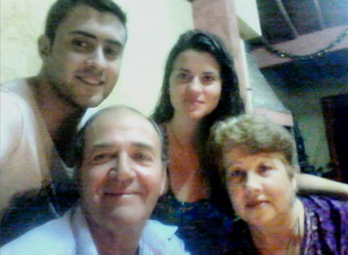 Carlos Gruini junto a su esposa y sus dos hijos. La foto fue expuesta en los alegatos de cierre para recordar al hombre asesinado. Carlos Gruini junto a su esposa y sus dos hijos. La foto fue expuesta en los alegatos de cierre para recordar al hombre asesinado.