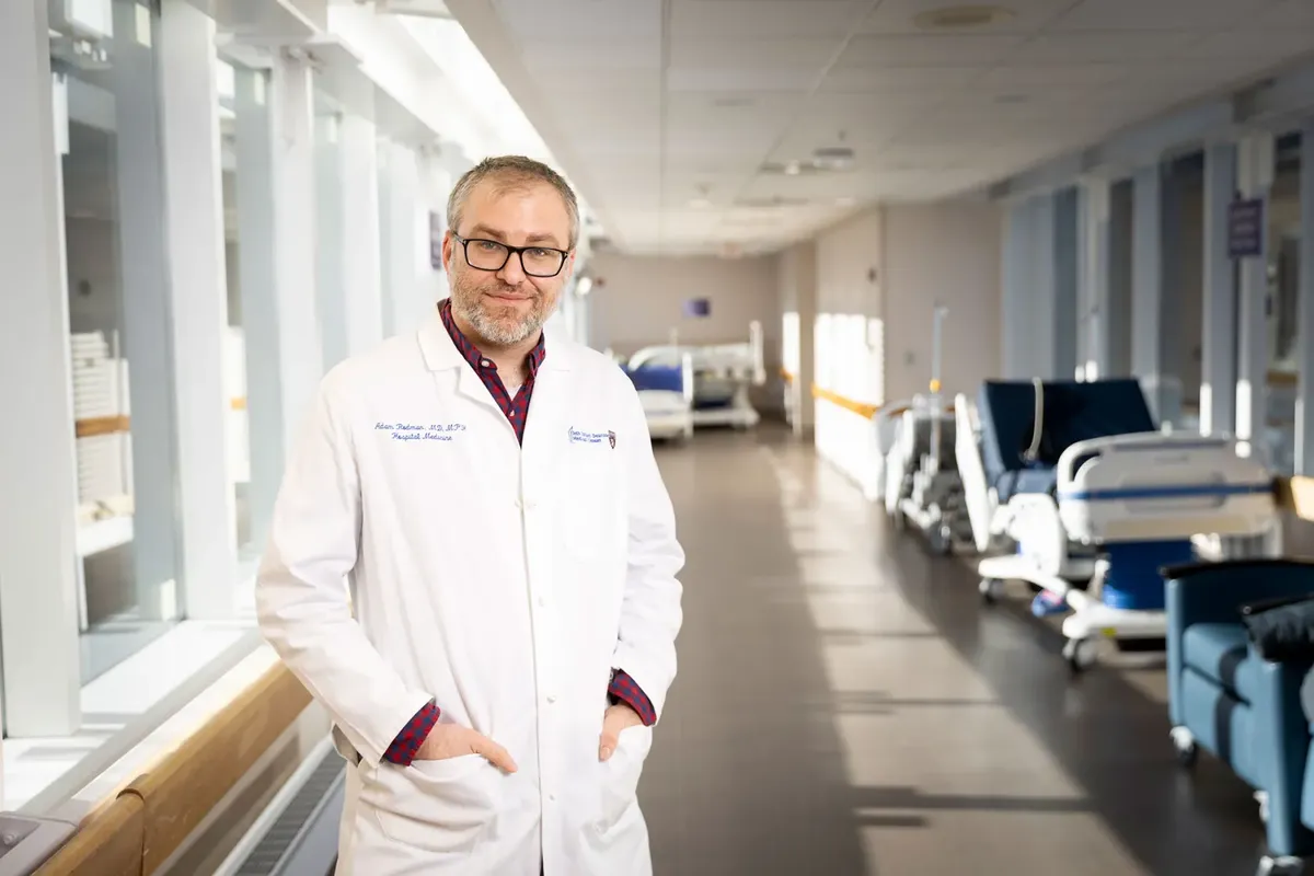 Adam Rodman, médico de Harvard, explicó cuándo es seguro utilizar la inteligencia artificial para obtener consejos médicos. Imagen: The Harvard Gazette Adam Rodman, médico de Harvard, explicó cuándo es seguro utilizar la inteligencia artificial para obtener consejos médicos. Imagen: The Harvard Gazette