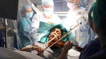Una mujer tocó el violín mientras le extirpaban un tumor cerebral en Londres