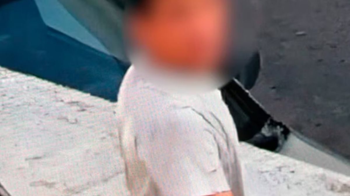 Entró al departamento de una jubilada, la violó,le robó dinero y fue detenido gracias a un vecino que le tomó una foto. Entró al departamento de una jubilada, la violó,le robó dinero y fue detenido gracias a un vecino que le tomó una foto.