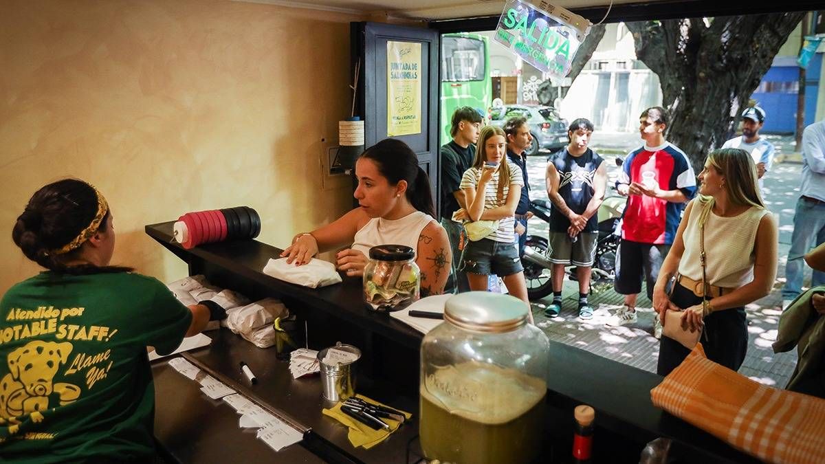 Un sandwich y una mantita para disfrutarlo en la plaza del local, que está enfrente. La idea es comer en la sombra o bajo el sol. Un sandwich y una mantita para disfrutarlo en la plaza del local, que está enfrente. La idea es comer en la sombra o bajo el sol.