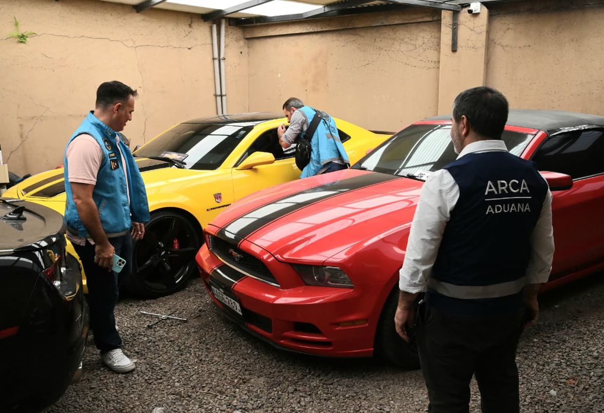 Dos de los impresionantes veh&iacute;culos incautados.