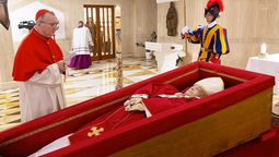 El ataúd del papa Francisco ya está dispuesto en la Capilla de Santa Marta.