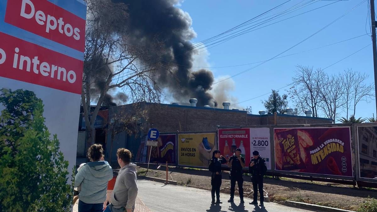 Los Bomberos de Mendoza, Maipú y Godoy Cruz trabajaron arduamente para extinguir las llamas de la fábrica de policarbonato.