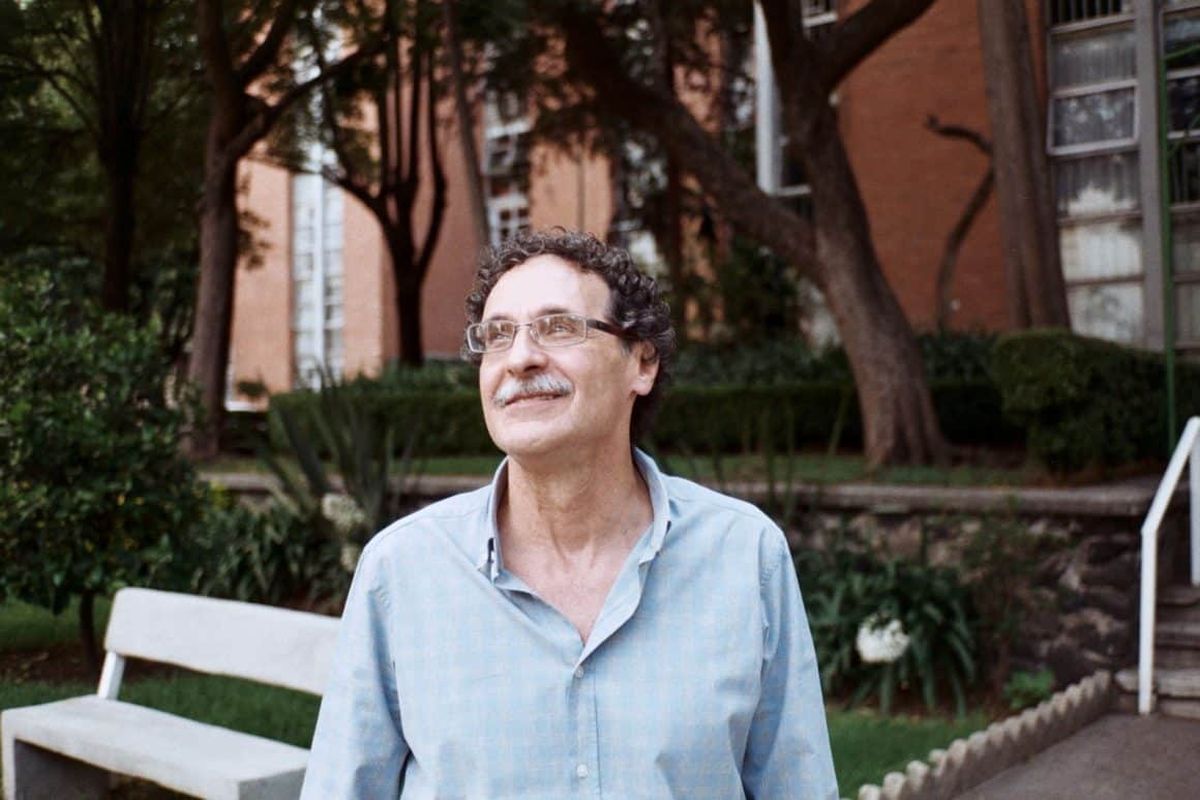 Se divierte Morábito escribiendo en primera persona con una voz femenina. Se divierte Morábito escribiendo en primera persona con una voz femenina.