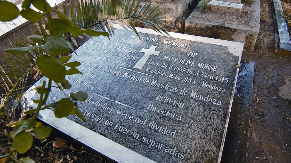 La tumba que guarda los restos de las maestras de Sarmiento desde 1945. (Gentileza: Carlos Campana)