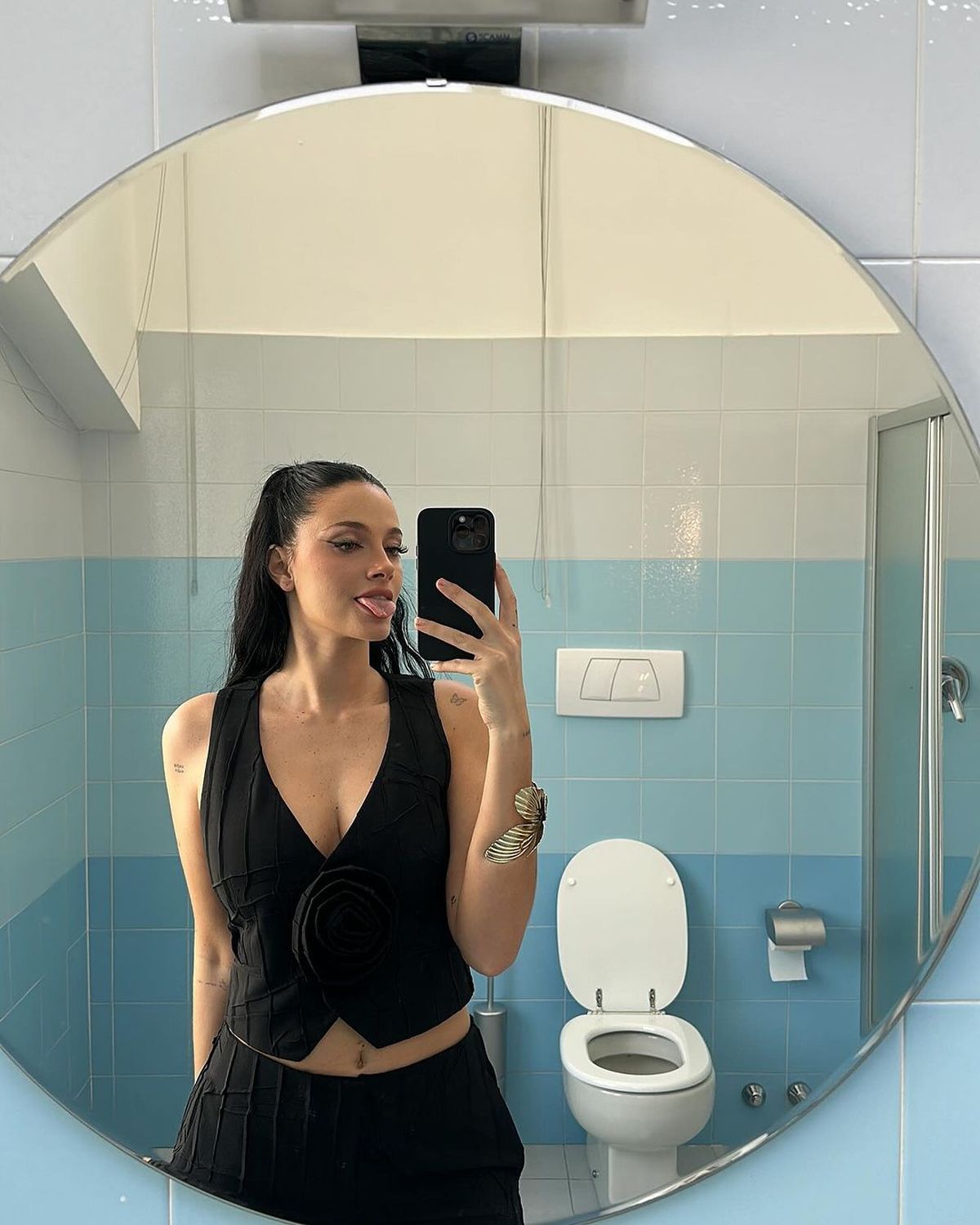 Desde Venecia, Oriana Sabatini confirma que es la reina del corporate core furor. Desde Venecia, Oriana Sabatini confirma que es la reina del corporate core furor.