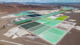 Piscinas de evaporación de litio en el desierto de Atacama, Chile. Hay unos 60 salares en el país, pero sólo el 30% están protegidos. Foto: Freedom Wanted, Alamy.&nbsp;