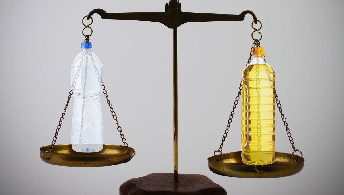 El acertijo mental para genios: ¿qué pesa más, un litro de agua o de aceite?