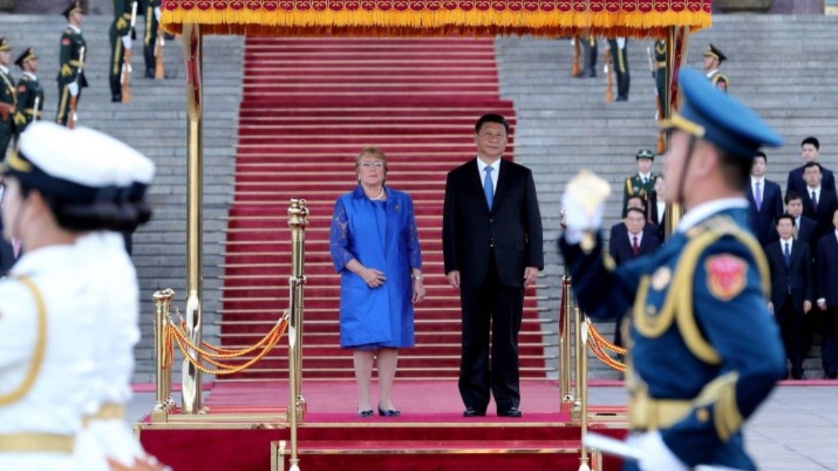 El líder chino Xi Jinping y la expresidenta chilena Michelle Bachelet en una ceremonia durante su visita a Beijing en 2017. Durante su mandato, Bachelet se esforzó por atraer más inversiones extranjeras a Chile, especialmente de China (Imagen: Wang Ye / Alamy) El líder chino Xi Jinping y la expresidenta chilena Michelle Bachelet en una ceremonia durante su visita a Beijing en 2017. Durante su mandato, Bachelet se esforzó por atraer más inversiones extranjeras a Chile, especialmente de China (Imagen: Wang Ye / Alamy)