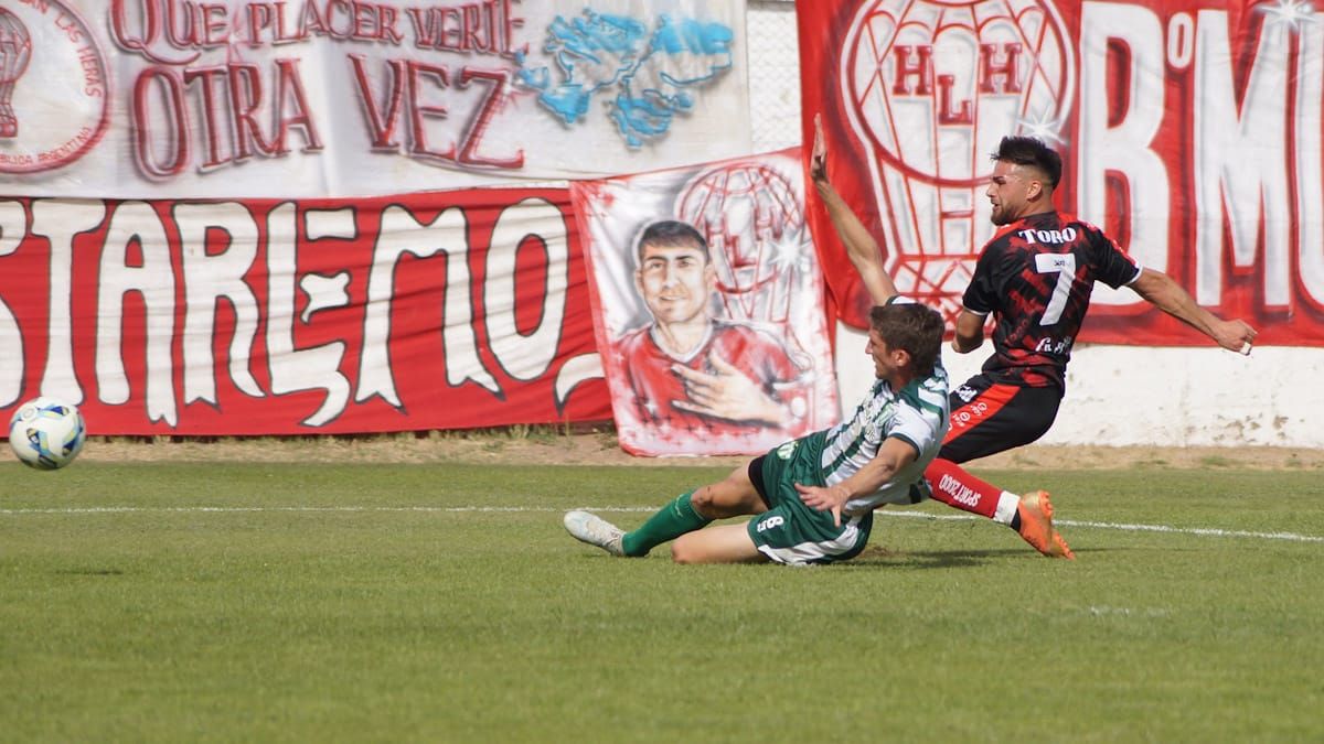 El delantero Javier Peñaloza fue uno de los jugadores más peligrosos de Huracán Las Heras.