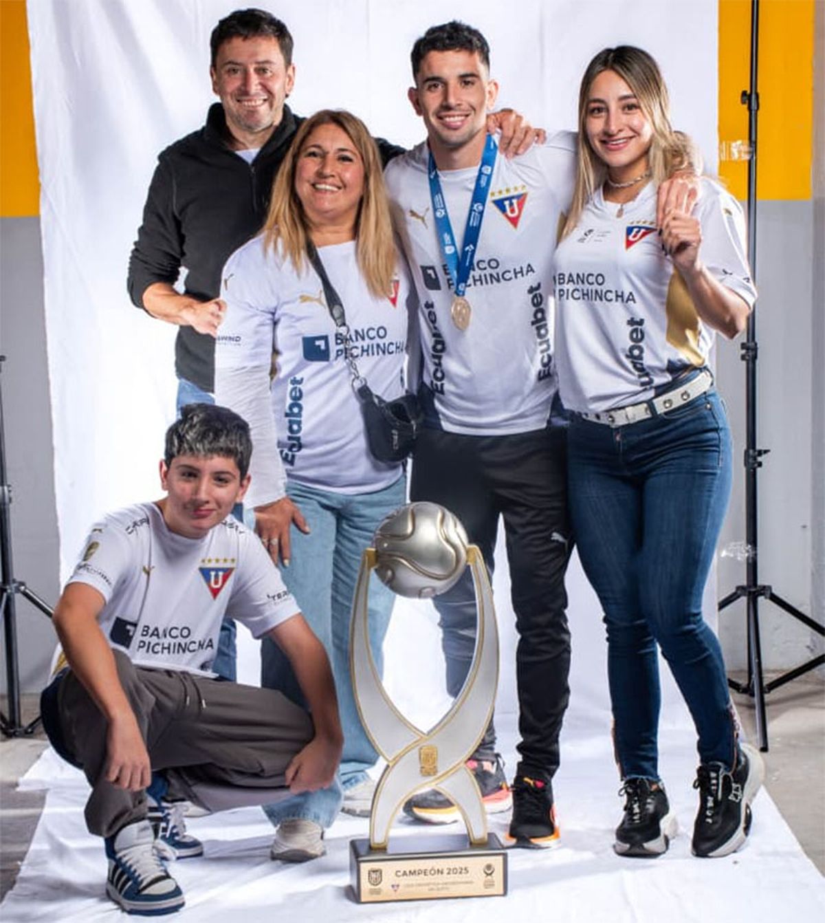 Pastr&aacute;n posa con su mujer, con sus padres e hijos. Gan&oacute; la Supercopa de Ecuador.