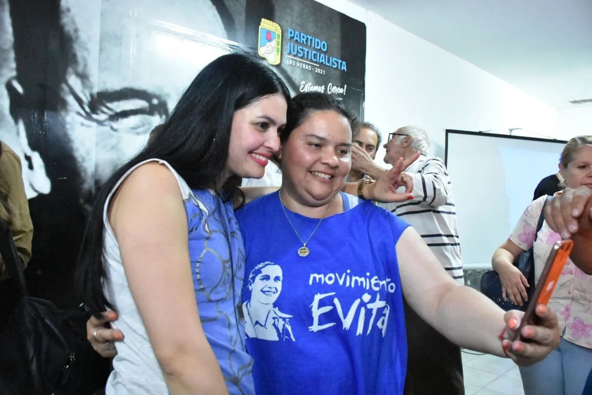Selfie: Flor Destéfanis junto a una militante del Movimiento Evita.