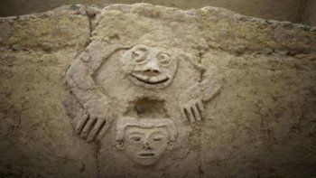 Descubrieron mural de un sapo humanizado de 3.800 años de antigüedad