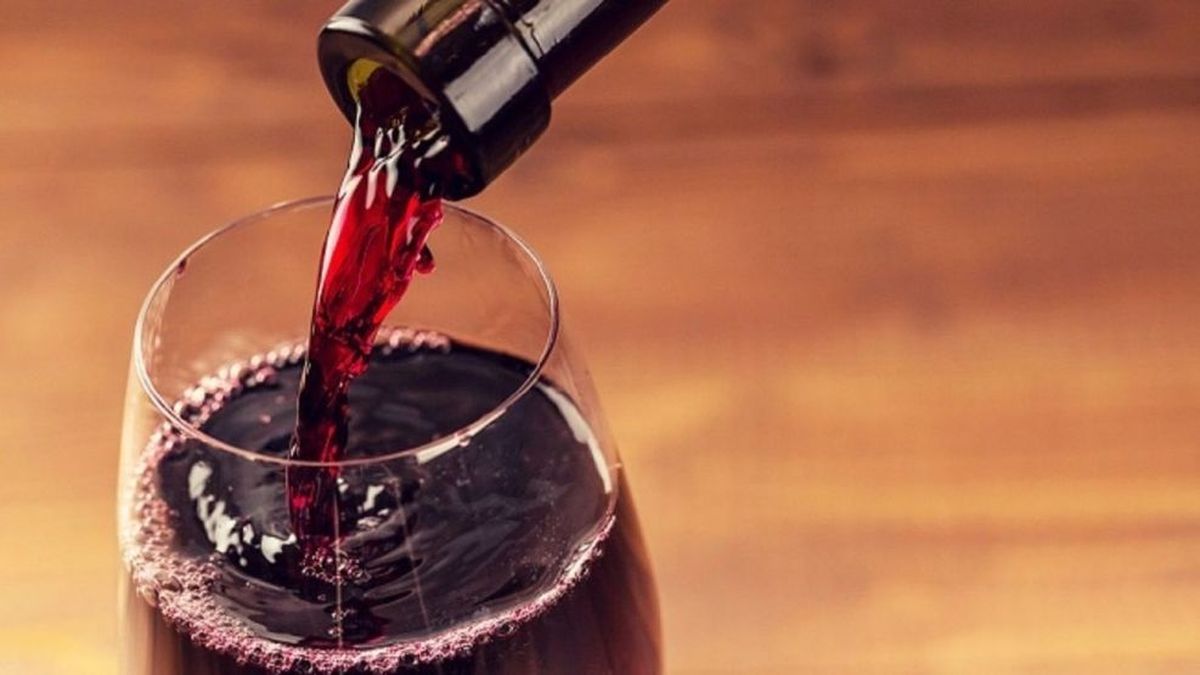 El caso de la COVIAR esta semana, a partir de la eliminación de la obligatoriedad del aporte que realizan bodegas y empresas del sector del vino, trajo de nuevo el planteo de las “fallas de mercado”. El caso de la COVIAR esta semana, a partir de la eliminación de la obligatoriedad del aporte que realizan bodegas y empresas del sector del vino, trajo de nuevo el planteo de las “fallas de mercado”.
