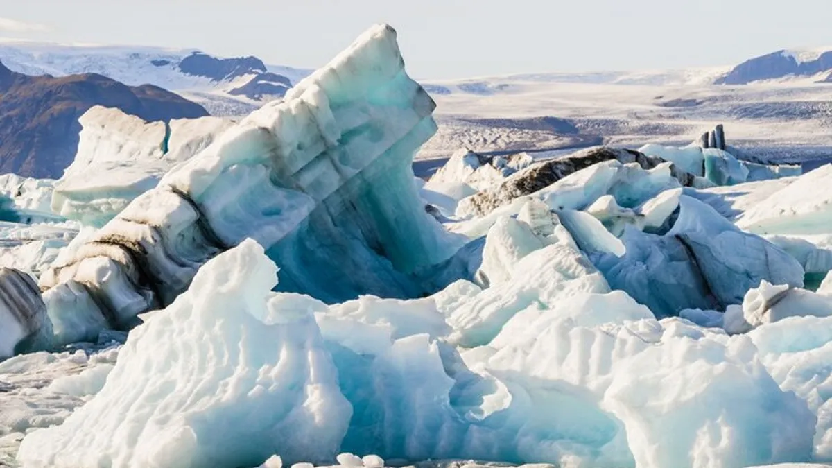 Los glaciares en lugares como Alaska y el Parque Nacional Glacier están retrocediendo a un ritmo alarmante, perdiendo masa y grosor. Los glaciares en lugares como Alaska y el Parque Nacional Glacier están retrocediendo a un ritmo alarmante, perdiendo masa y grosor. 