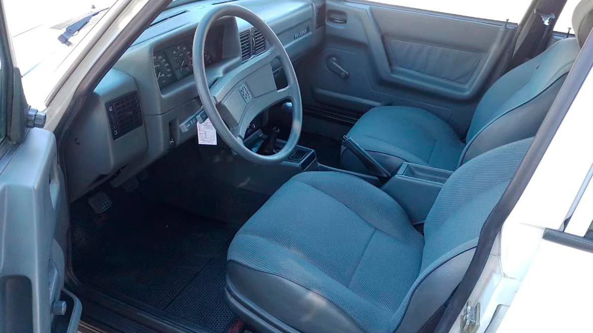 Los interiores del Peugeot están impolutos. Los interiores del Peugeot están impolutos.