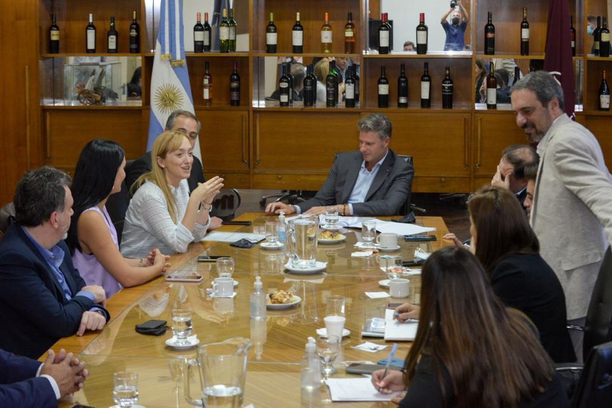 Anabel Fernández Sagasti junto a intendentes peronistas y al secretario de Desarrollo Territorial de Nación