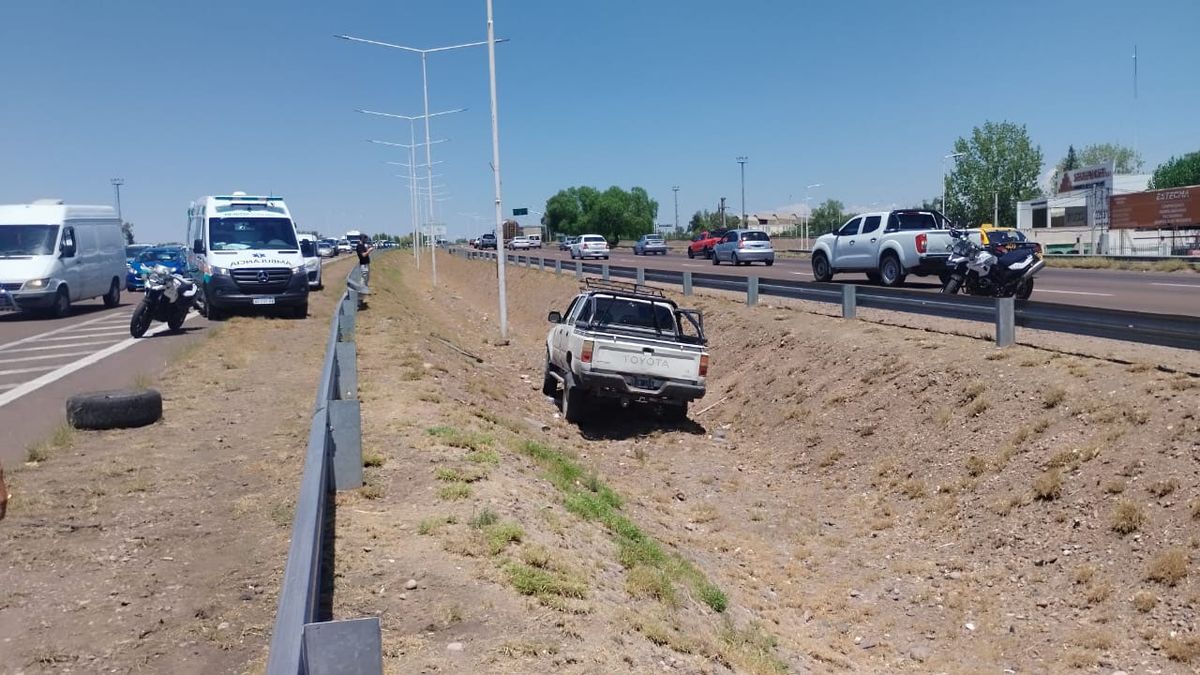 El delincuente conducía por la lateral del Acceso Sur, a la altura de La Barraca, subió la ladera de tierra, saltó el guardarrail y al llegar al Acceso perdió el control de la camioneta y volcó en el separador. El delincuente conducía por la lateral del Acceso Sur, a la altura de La Barraca, subió la ladera de tierra, saltó el guardarrail y al llegar al Acceso perdió el control de la camioneta y volcó en el separador.