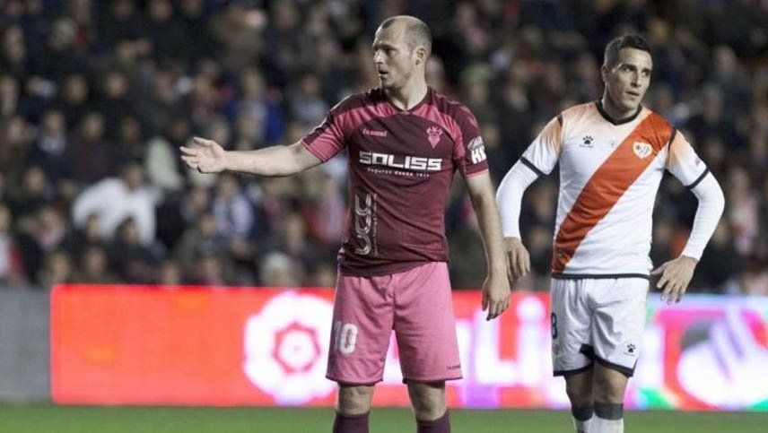 Se suspendió el cotejo entre Rayo y Albacete por decirle nazi a un jugador ucraniano