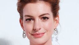 La actriz Anne Hathaway interpreta a Emma en la película de Prime Video.