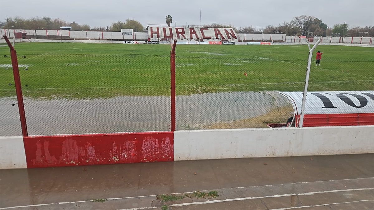 Así está el estadio de Huracán Las Heras. No se puede jugar el partido ante Brown de Madryn.