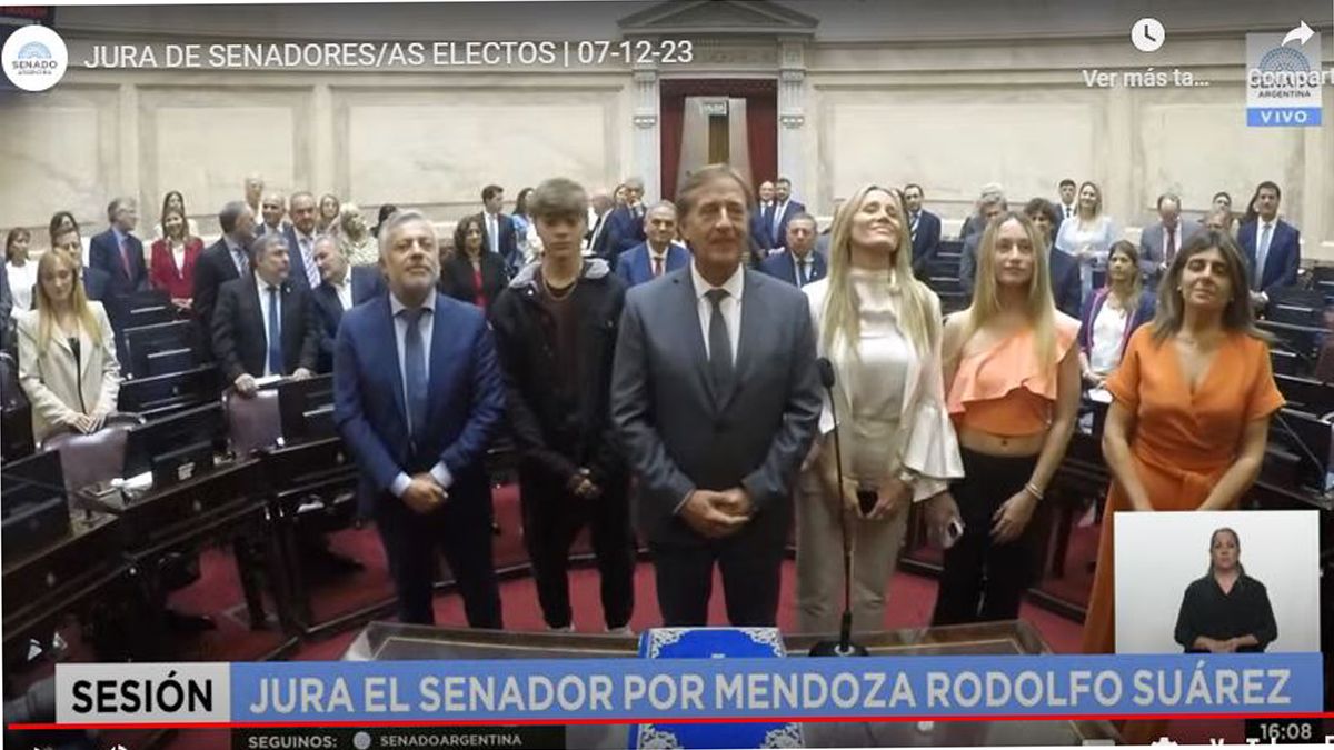 Rodolfo Suarez a punto de jurar, acompañado por su familia y por Alfredo Cornejo y Mariana Juri. Rodolfo Suarez a punto de jurar, acompañado por su familia y por Alfredo Cornejo y Mariana Juri.