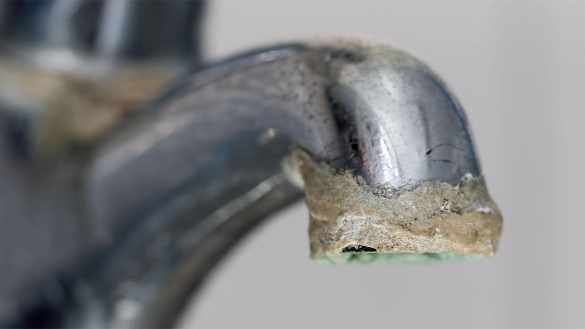 Cómo limpiar el sarro de las canillas de la cocina y el baño
