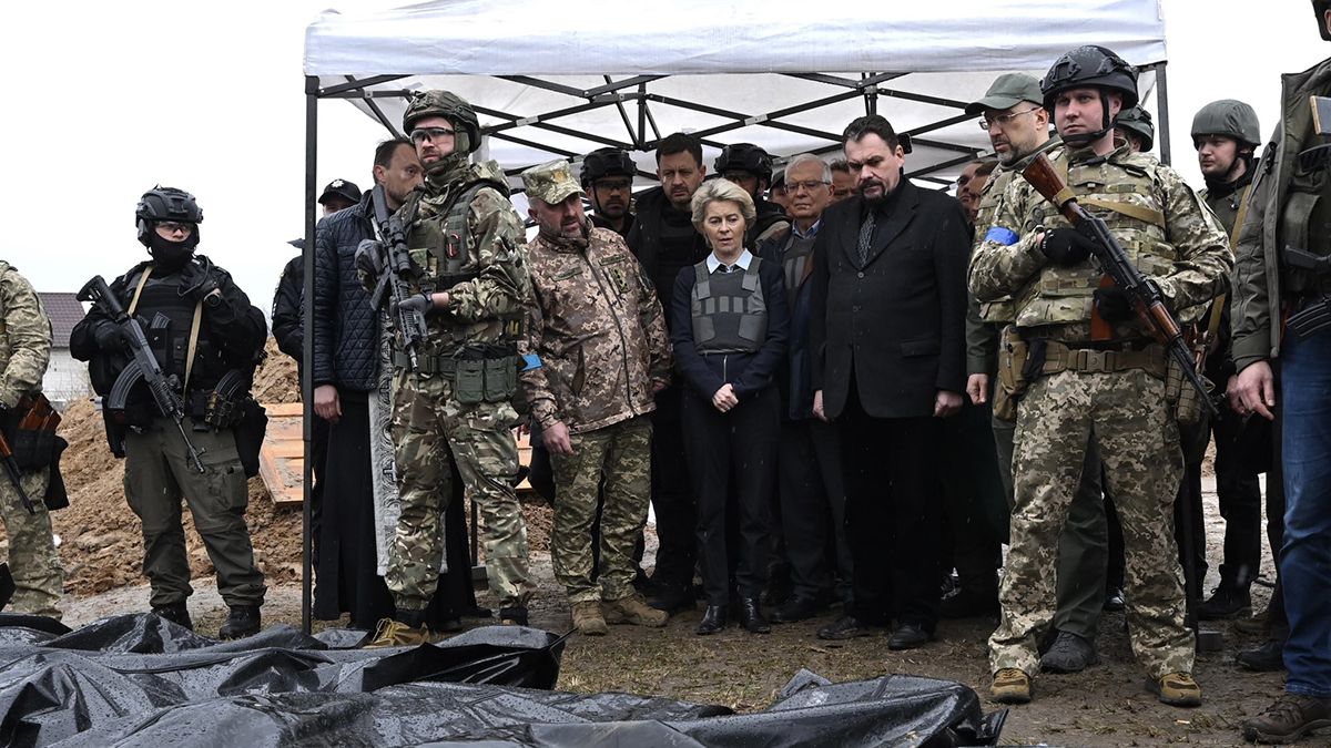 Guerra Rusia - Ucrania: los funcionarios observan los cuerpos de los muertos en Bucha.