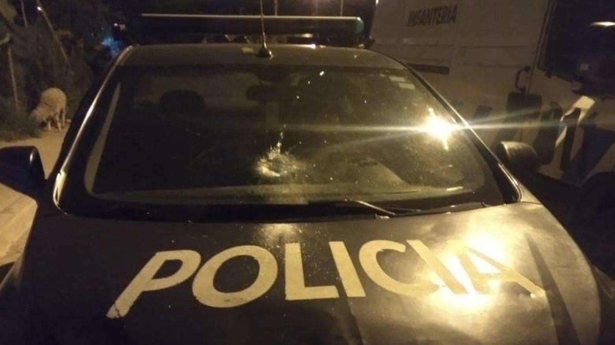 Los vecinos de las viviendas allanadas en el callejón Prolongación, de San Rafael, apedrearon a los uniformados y rompieron el parabrisa de un móvil.
