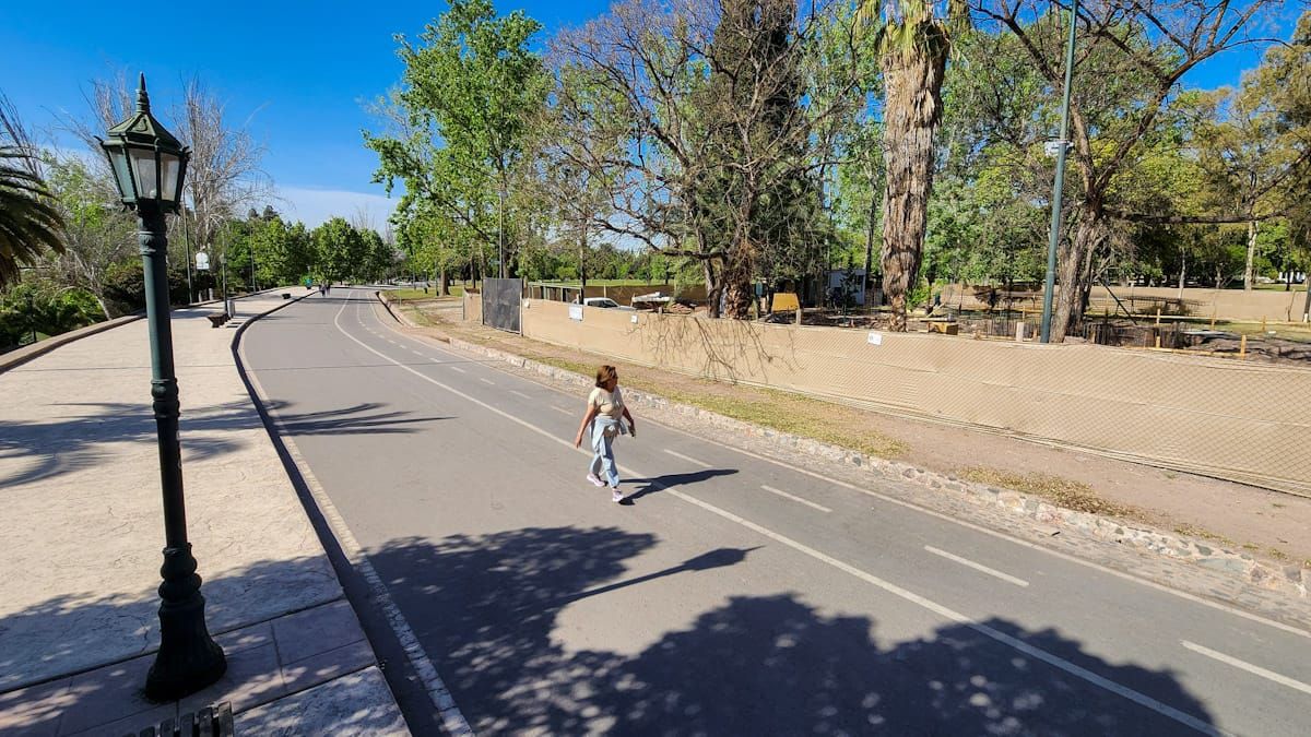 Tres empresarios mendocinos ganaron la licitación para la explotación de un multiespacio gastronómico por 12 años. El lugar preservará la identidad del Parque General San Martín. Tres empresarios mendocinos ganaron la licitación para la explotación de un multiespacio gastronómico por 12 años. El lugar preservará la identidad del Parque General San Martín.