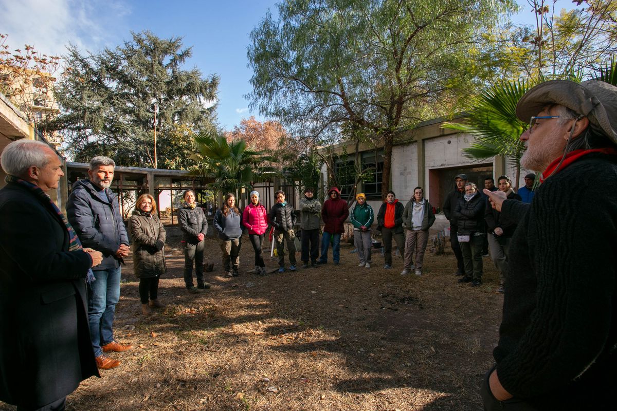 Suarez y Chiavazza con estudiantes de Turismo, Arqueología e Historia. Suarez y Chiavazza con estudiantes de Turismo, Arqueología e Historia.