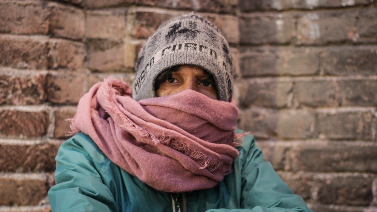 Vivir en situación de calle. Se llama Fabián y pernocta a las puertas del templo Sagrado Corazón, de los Jesuitas, en San Martín al 746 de la Ciudad de Mendoza. Le mostró sus escritos al reportero gráfico.